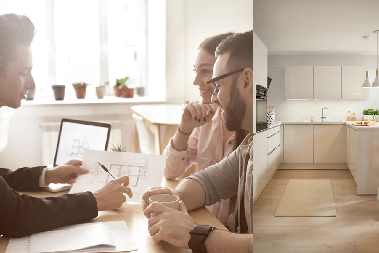 Küchenberatung mit Kunden und Planer am Tisch kombiniert mit moderner weißer Einbauküche mit Kücheninsel, grifflosen Fronten und heller Arbeitsfläche in wohnlicher Atmosphäre